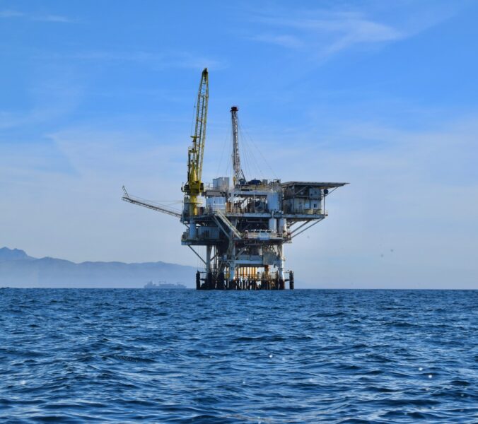 offshore-rig_zach-theo_unsplash